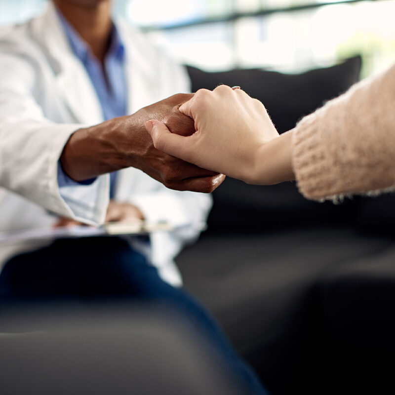 Foto sobre Psicologia: Uma psicóloga apertando a mão de uma cliente